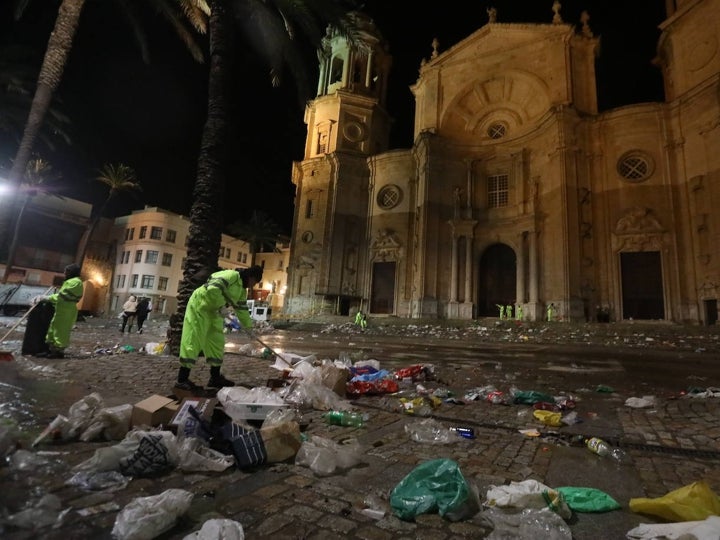 Fotos y vídeo: El Sábado de Carnaval deja un macrobotellón y toneladas de basura