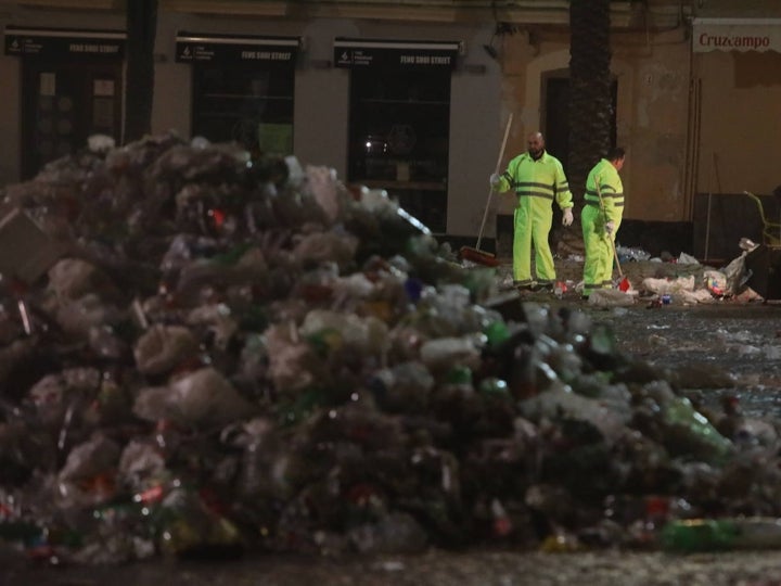 Fotos y vídeo: El Sábado de Carnaval deja un macrobotellón y toneladas de basura