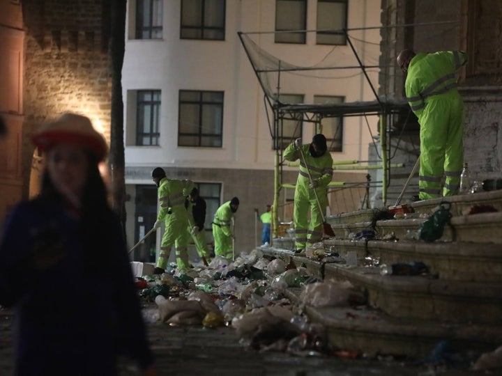 Fotos y vídeo: El Sábado de Carnaval deja un macrobotellón y toneladas de basura