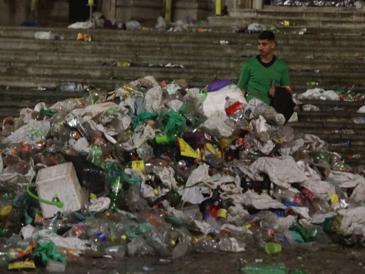 Fotos y vídeo: El Sábado de Carnaval deja un macrobotellón y toneladas de basura