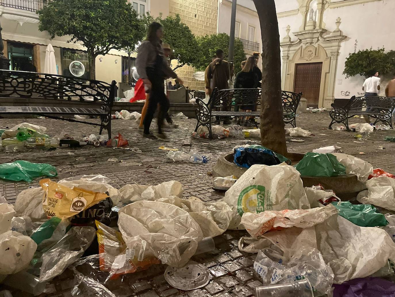 Fotos y vídeo: El Sábado de Carnaval deja un macrobotellón y toneladas de basura