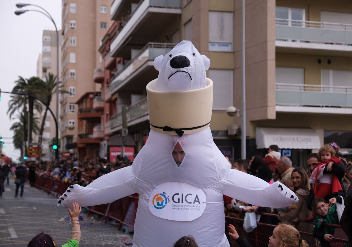 El oso perjudicado hizo acto de presencia en la cabalgata de Carnaval