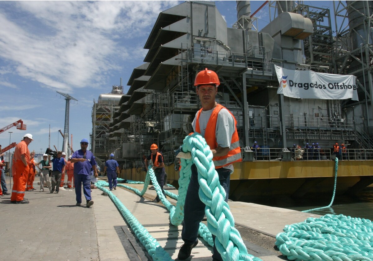 Trabajos de embarque de una plataforma en el muelle de Dragados en La Cabezuela