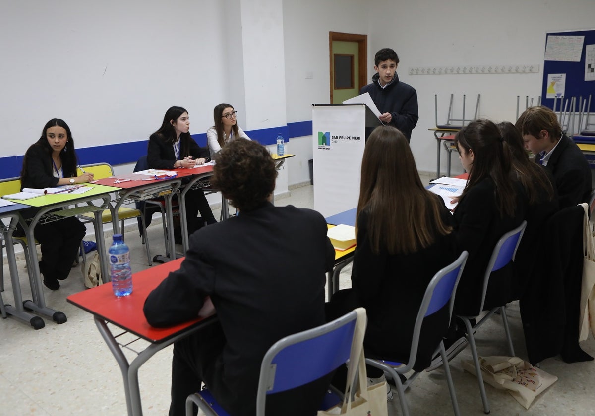 Miguel Álvarez, uno de los integrantes del equipo ganador (a la izquierda), durante uno de los debates.