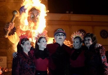 Las imágenes de la quema del Gran Momo y el ambiente en Cádiz en Martes de Carnaval