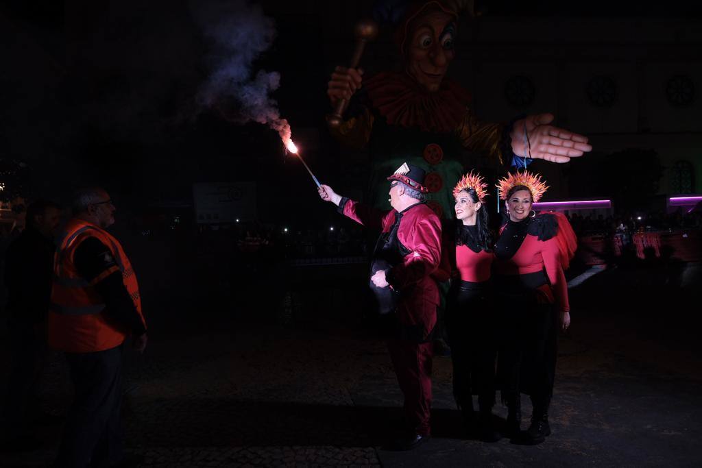 Las imágenes de la quema del Gran Momo 2023 y el ambiente en Cádiz el Martes de Carnaval