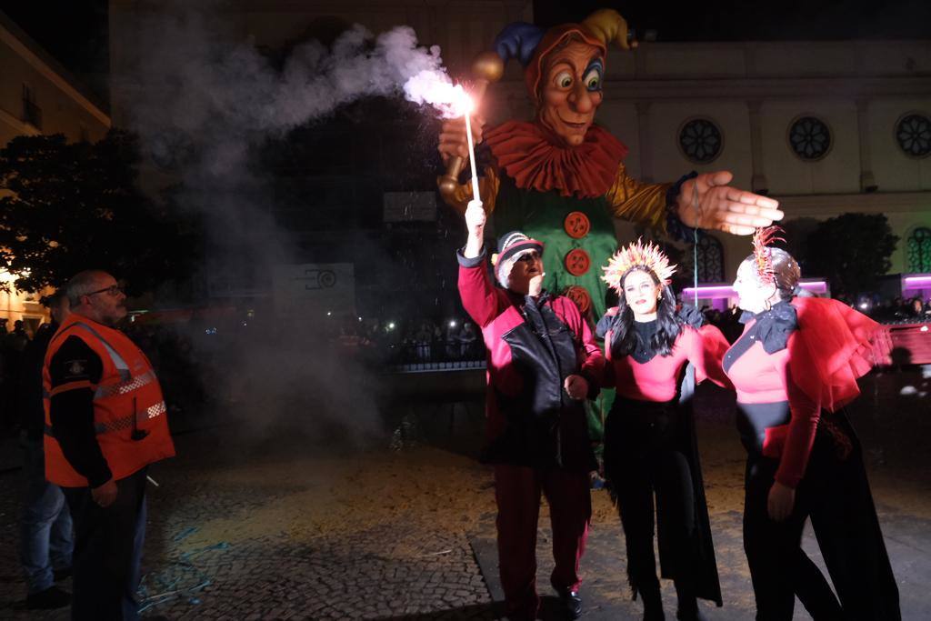Las imágenes de la quema del Gran Momo 2023 y el ambiente en Cádiz el Martes de Carnaval