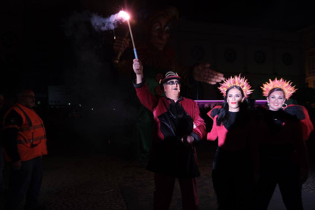 Las imágenes de la quema del Gran Momo 2023 y el ambiente en Cádiz el Martes de Carnaval