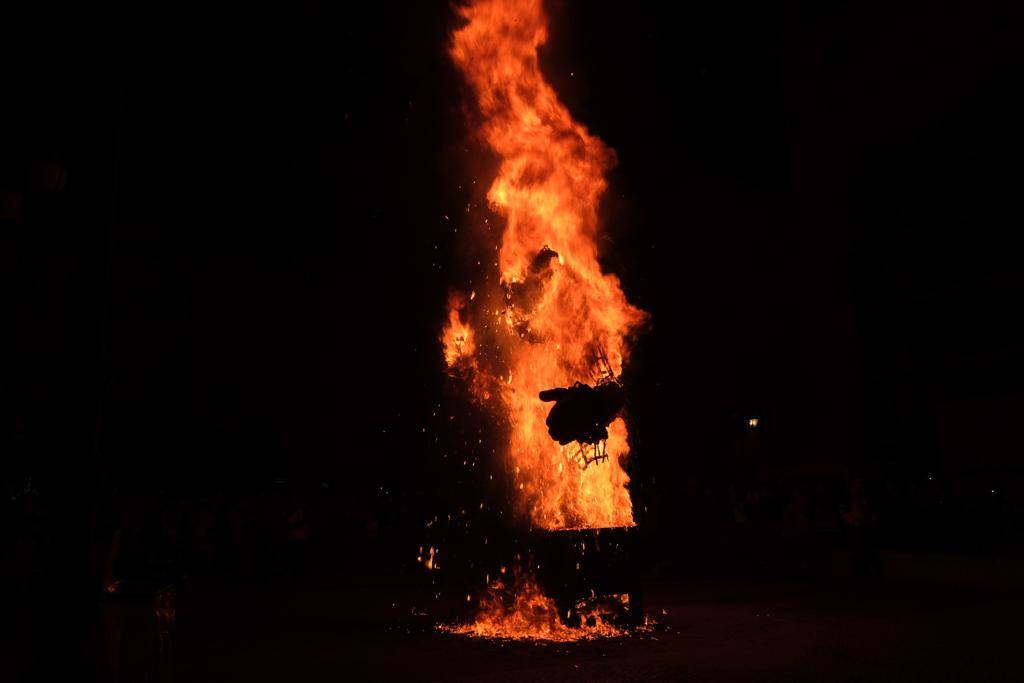 Las imágenes de la quema del Gran Momo 2023 y el ambiente en Cádiz el Martes de Carnaval
