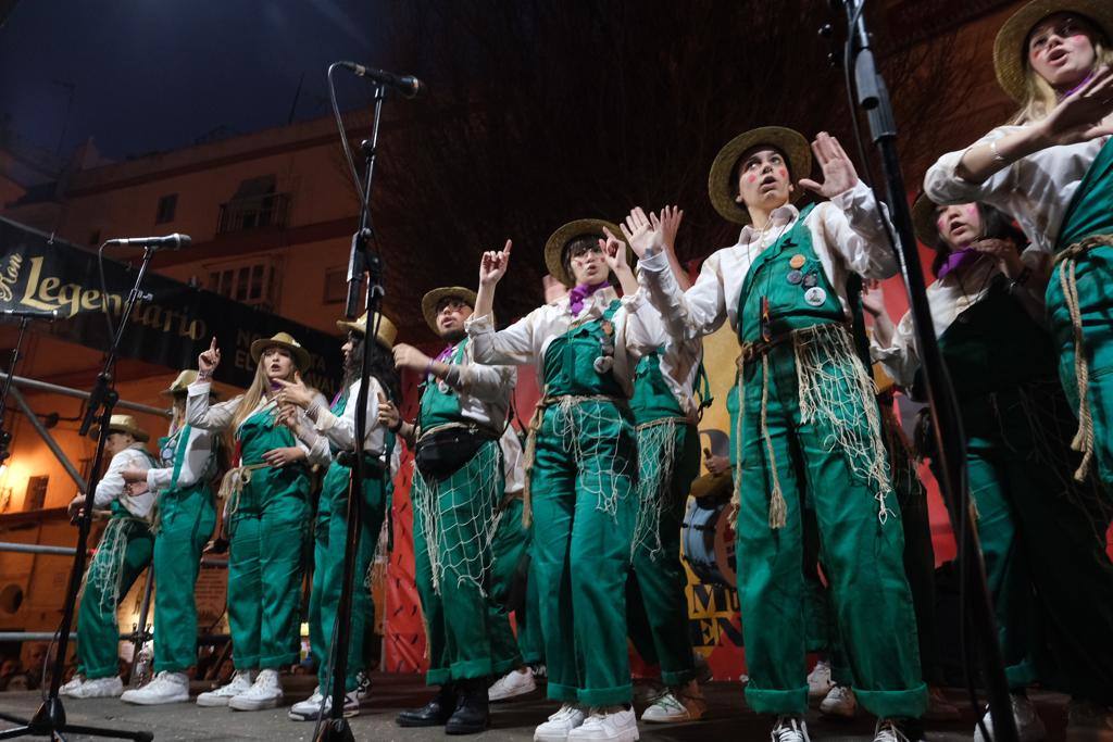 Las imágenes de la quema del Gran Momo 2023 y el ambiente en Cádiz el Martes de Carnaval