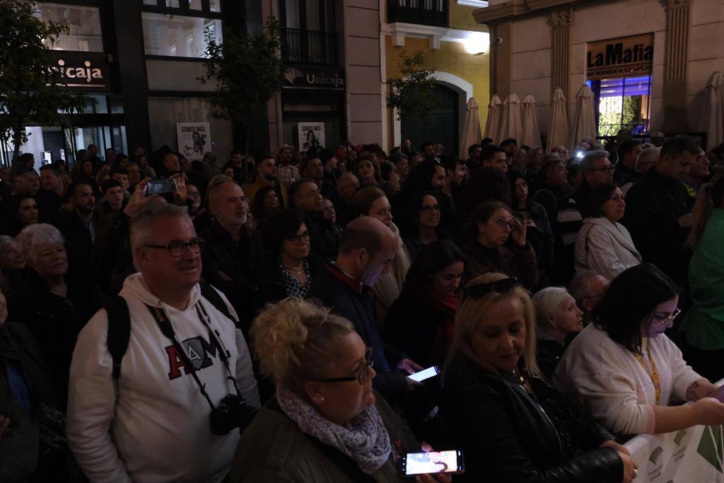 Las imágenes de la quema del Gran Momo 2023 y el ambiente en Cádiz el Martes de Carnaval