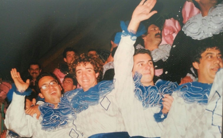 Imagen principal - 1. Con el coro de Julio Pardo Garambainas y perendengues. 2. Con el uniforme de la centuria romana que llevó Ecce Homo en los 80 y principio de los 90. 3. En las categorías inferiores del Cádiz.