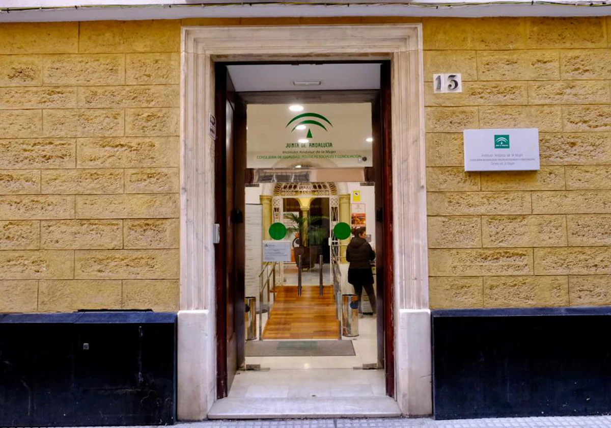 Sede del Instituto Andaluz de la Mujer en Cádiz, situada en la calle Isabel la Católica.