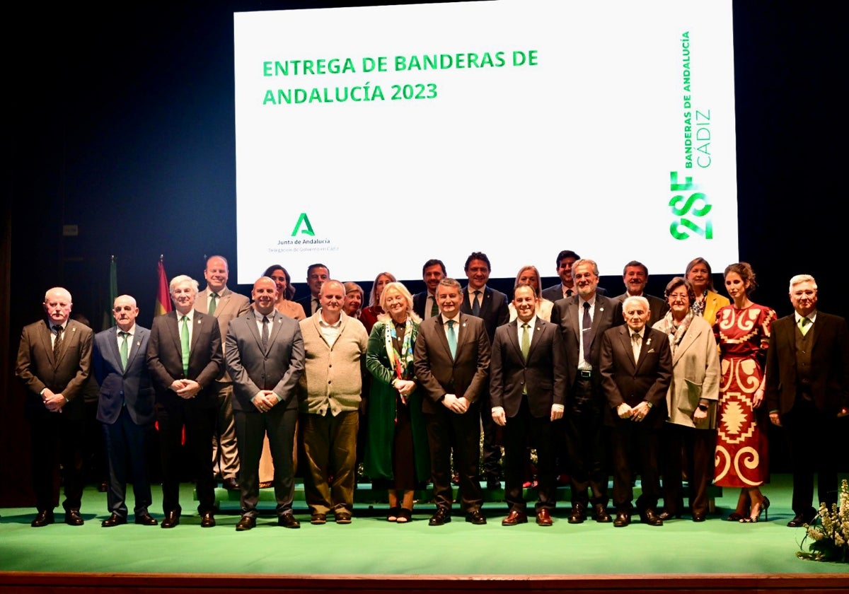 Foto de familia en la clausura del acto.