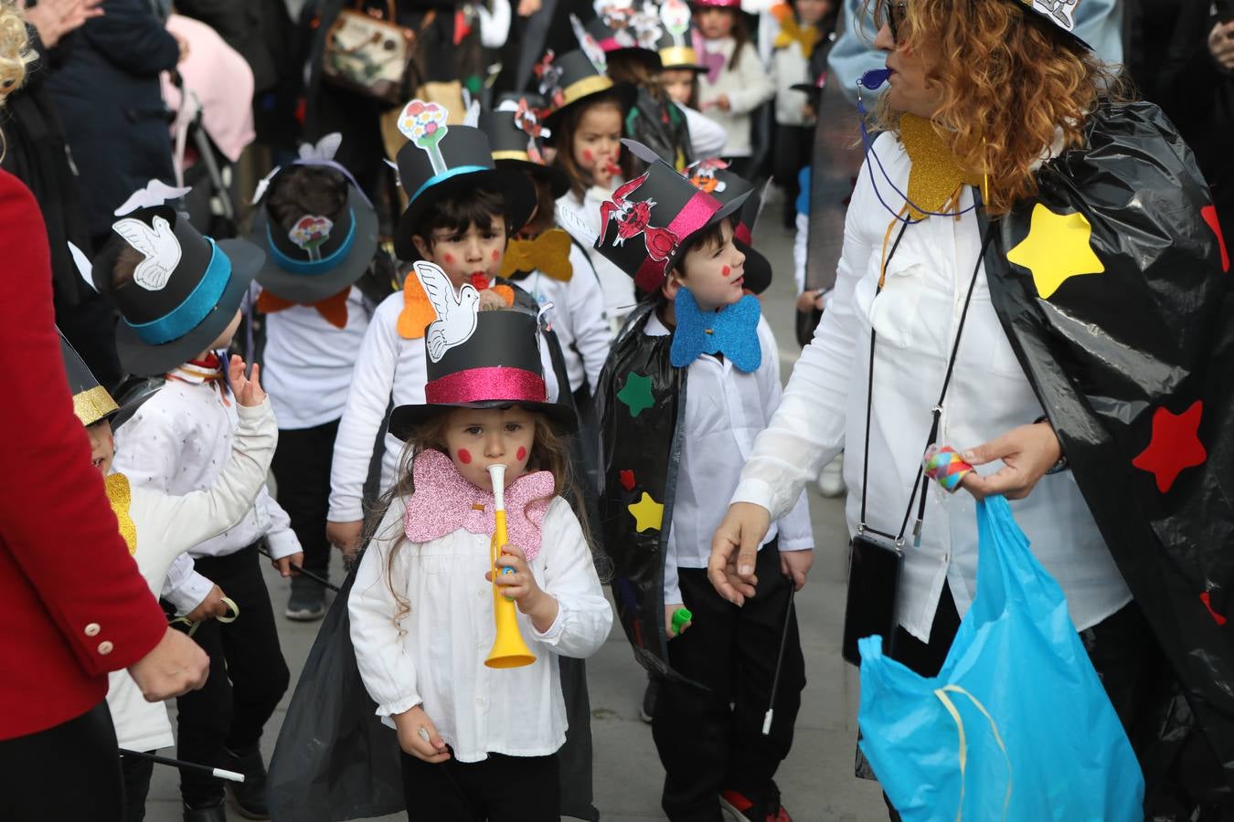 Las imágenes del &#039;Circo de emociones&#039; del Carnaval en el colegio Tierno Galván de Cádiz