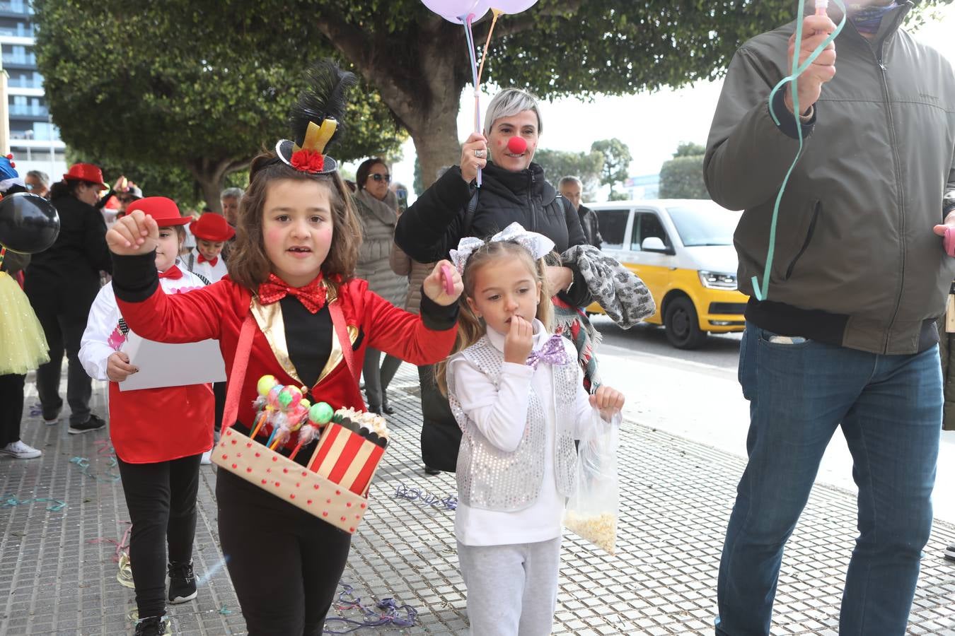 Las imágenes del &#039;Circo de emociones&#039; del Carnaval en el colegio Tierno Galván de Cádiz