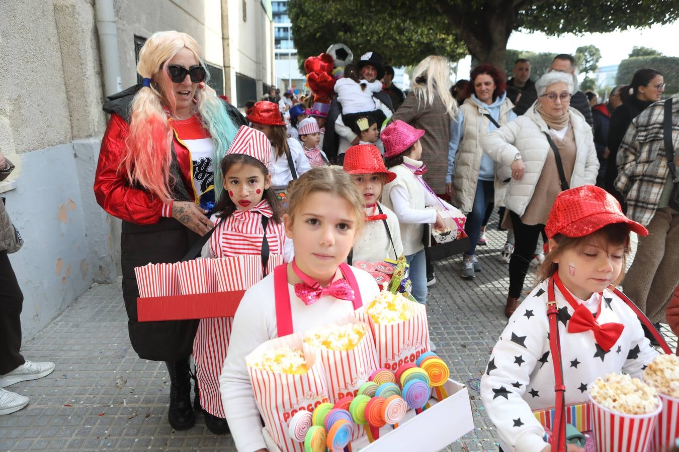 Las imágenes del &#039;Circo de emociones&#039; del Carnaval en el colegio Tierno Galván de Cádiz