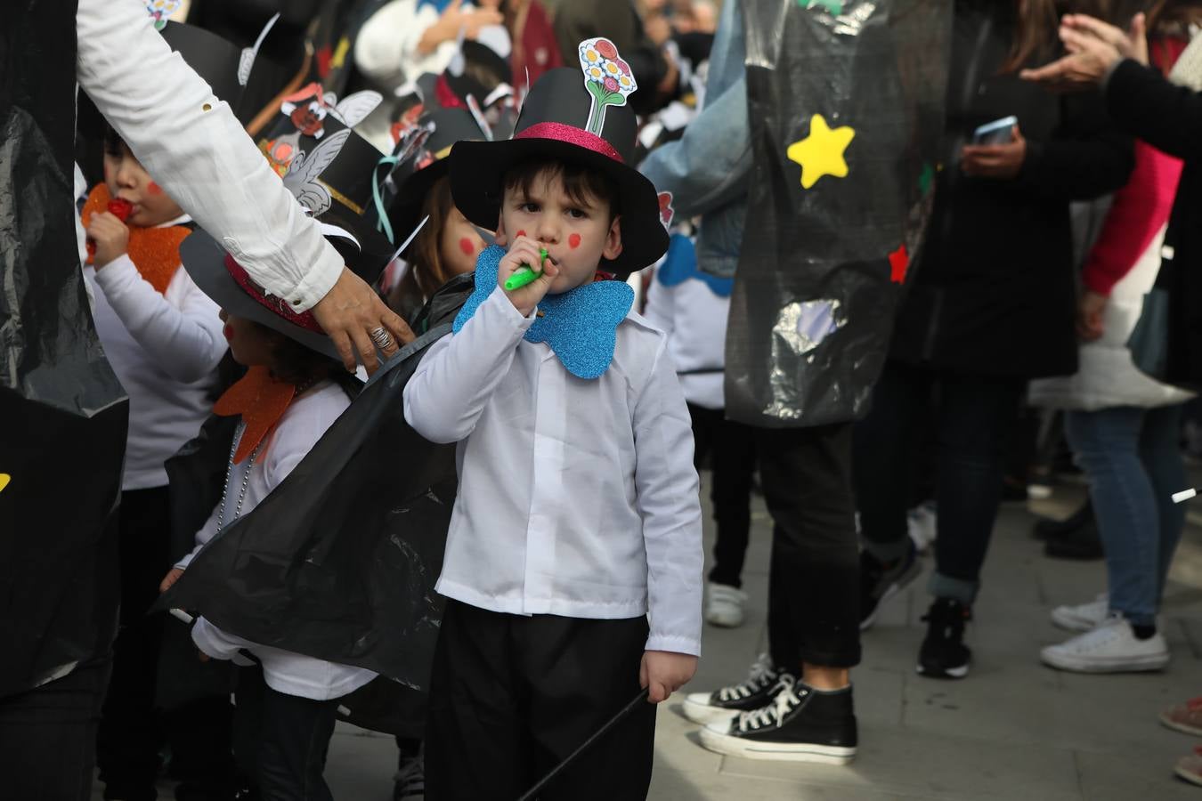 Las imágenes del &#039;Circo de emociones&#039; del Carnaval en el colegio Tierno Galván de Cádiz