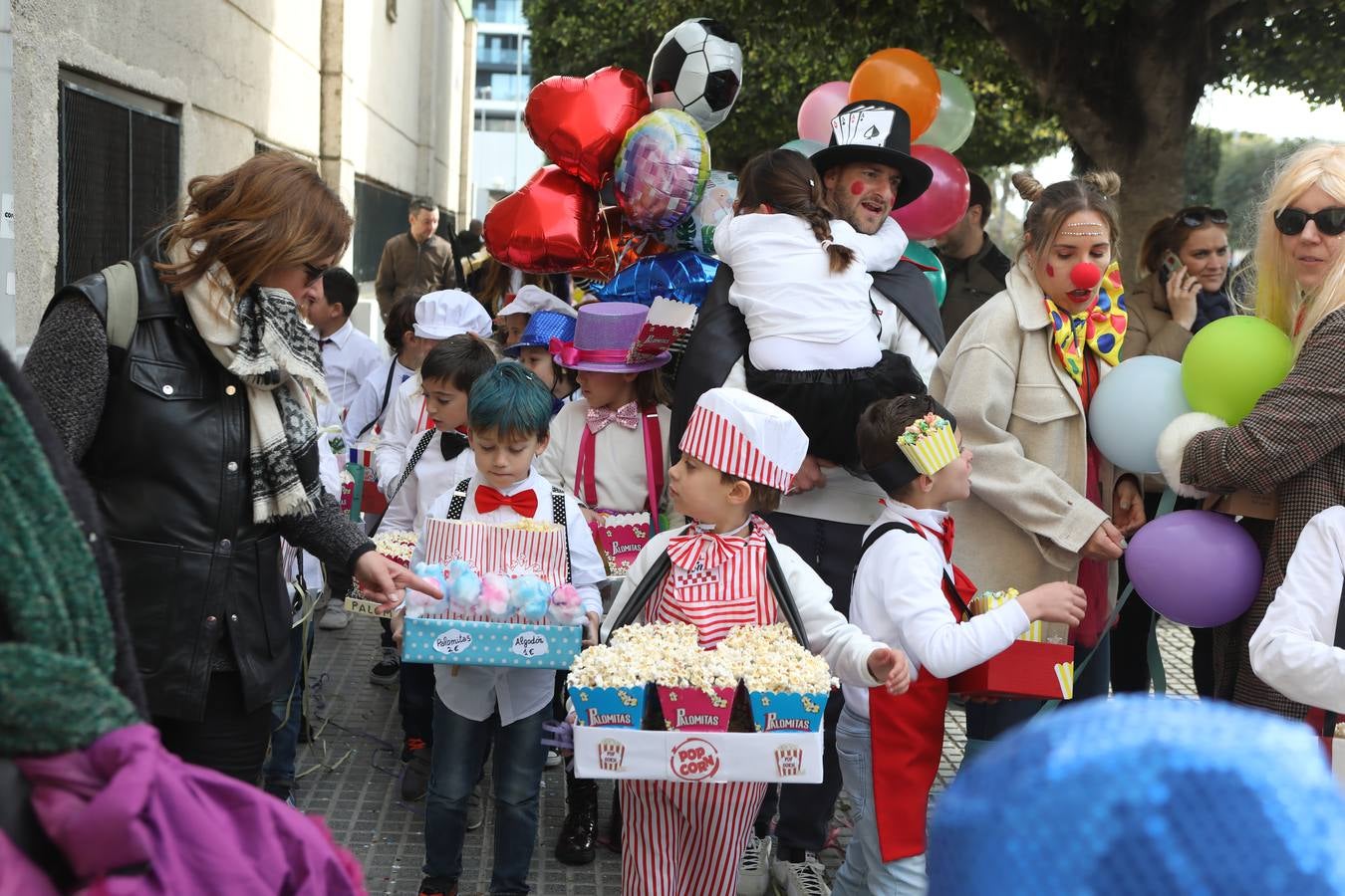 Las imágenes del &#039;Circo de emociones&#039; del Carnaval en el colegio Tierno Galván de Cádiz