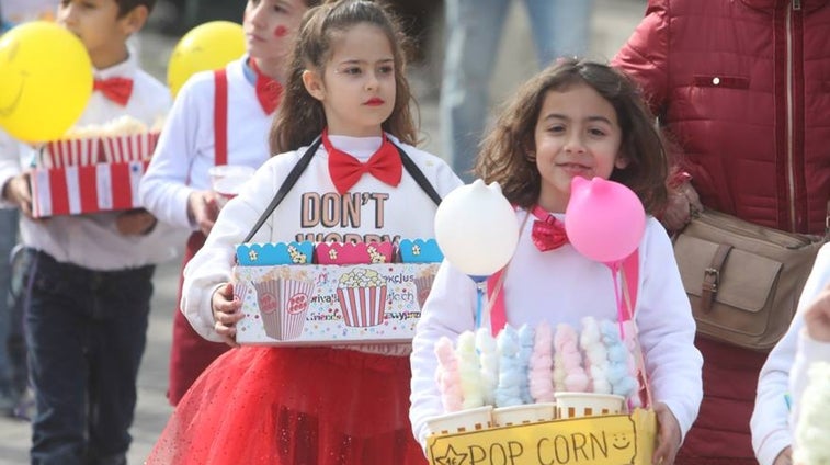 Los alumnos del colegio Tierno Galván de Cádiz recorren las calles a ritmo de Carnaval con su 'Circo de emociones'