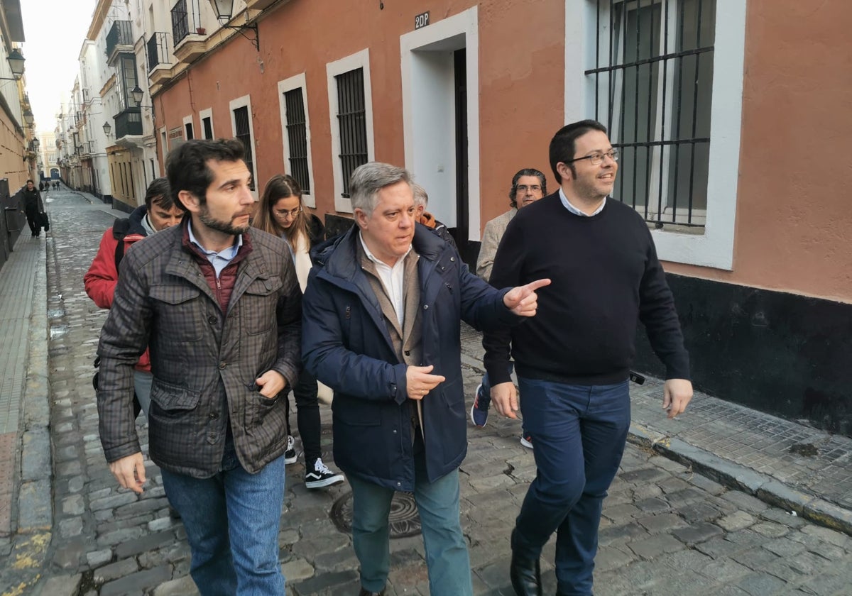 Óscar Torres, candidato del PSOE de Cádiz, con representantes de la asociación de vecinos de El Mentidero.