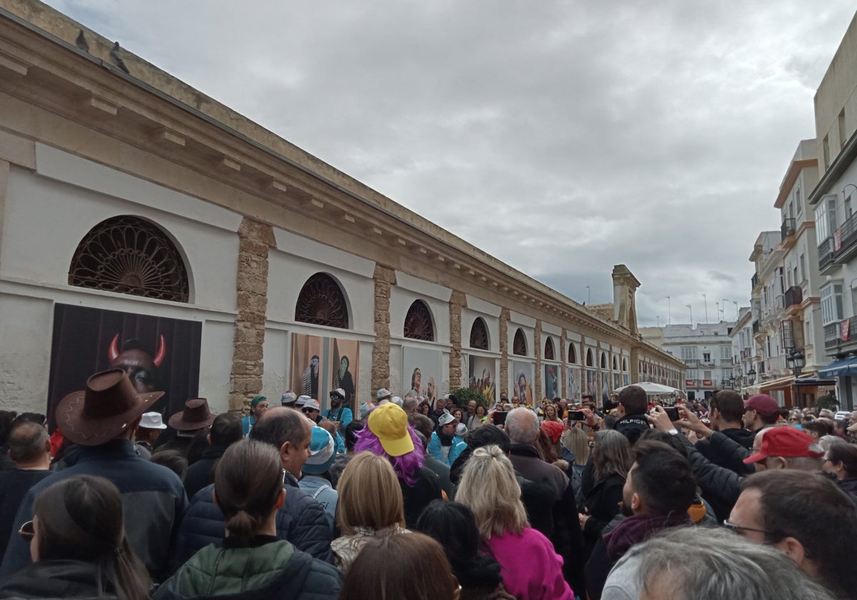 Gaditanos y forasteros se echaron a la calle a pesar del contratiempo climático