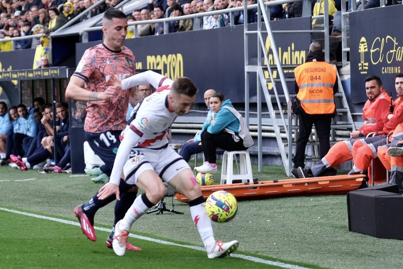 Las imágenes del partido Cádiz CF- Rayo Vallecano en Carranza