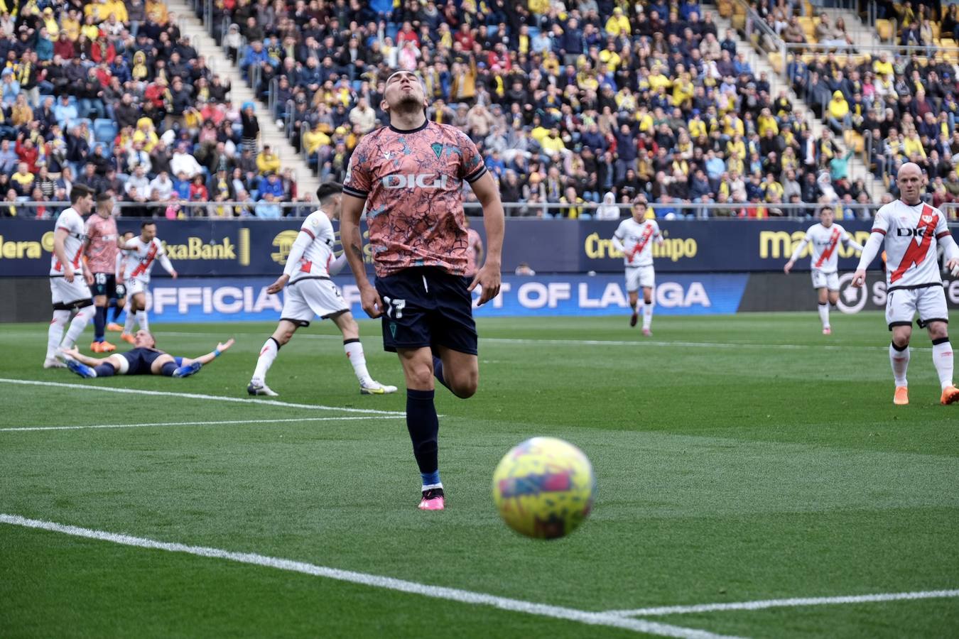 Las imágenes del partido Cádiz CF- Rayo Vallecano en Carranza