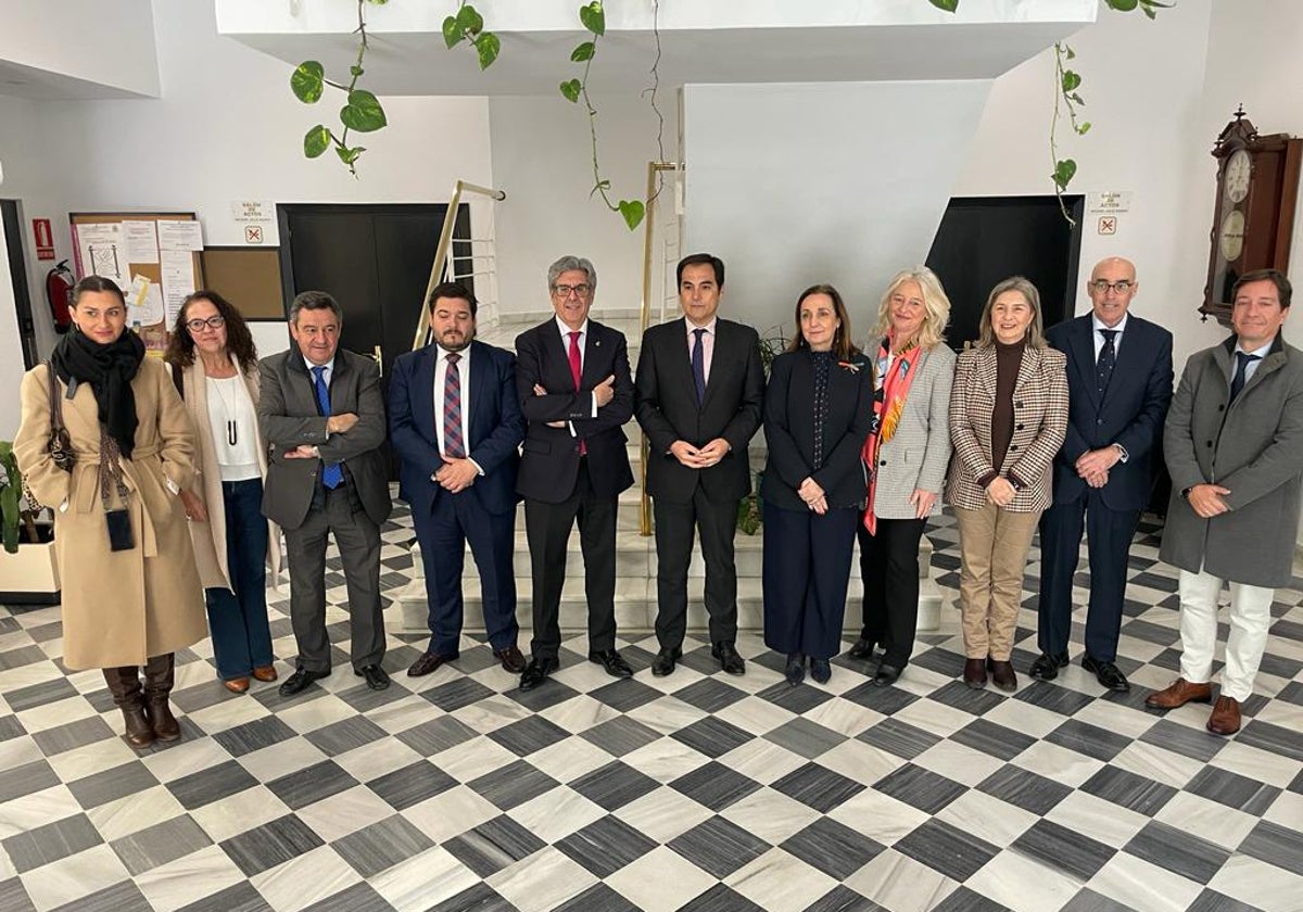 Foto de responsables de la Junta con el Colegio de Abogados de Cádiz.