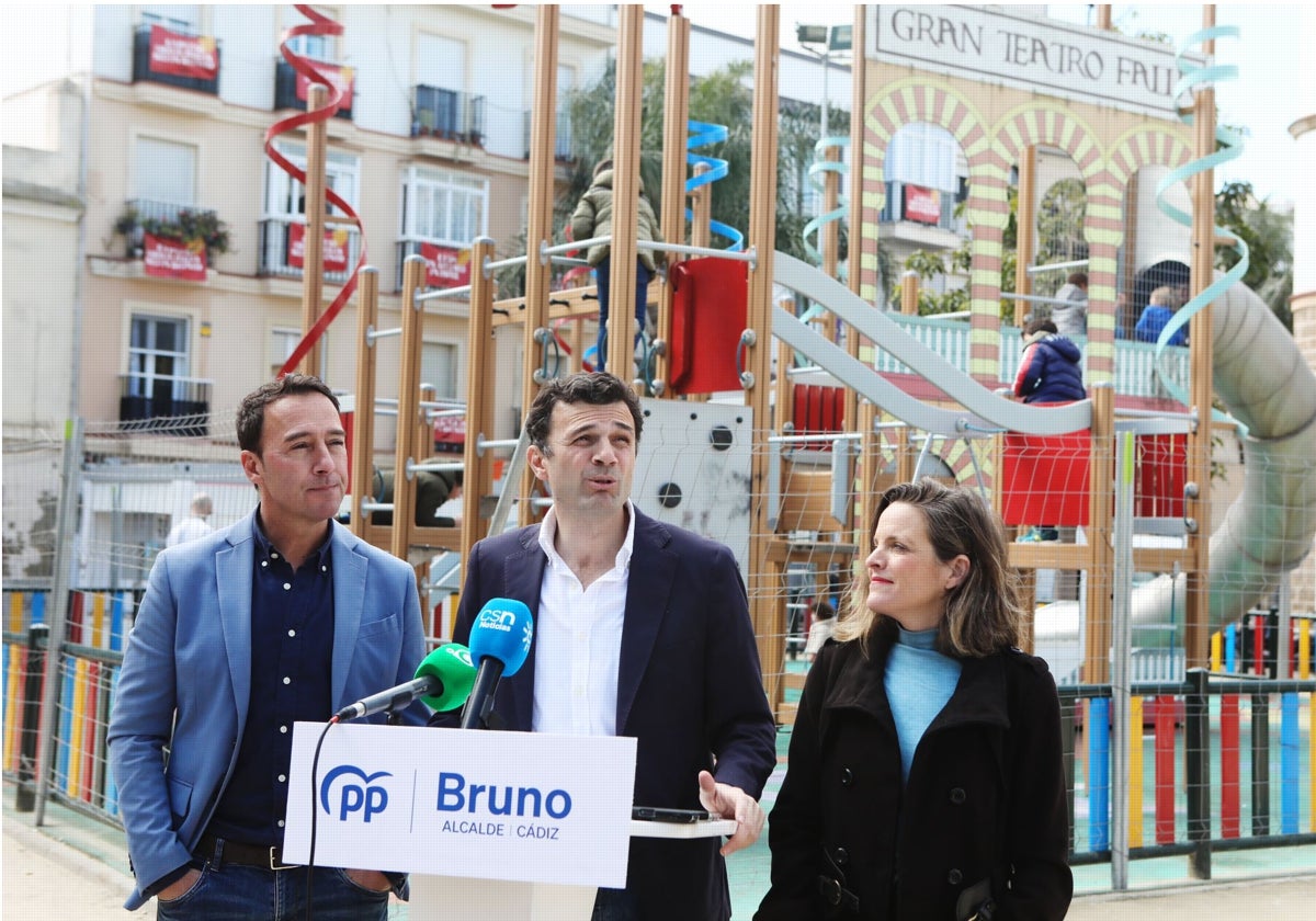 Bruno García, junto a José Manuel Cossi y Maite Fernández, en el corazón del barrio de La Viña.