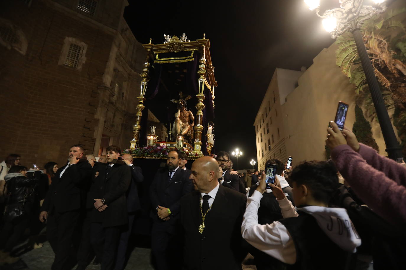 Fotos: Así ha sido el Vía Crucis Oficial de Cádiz