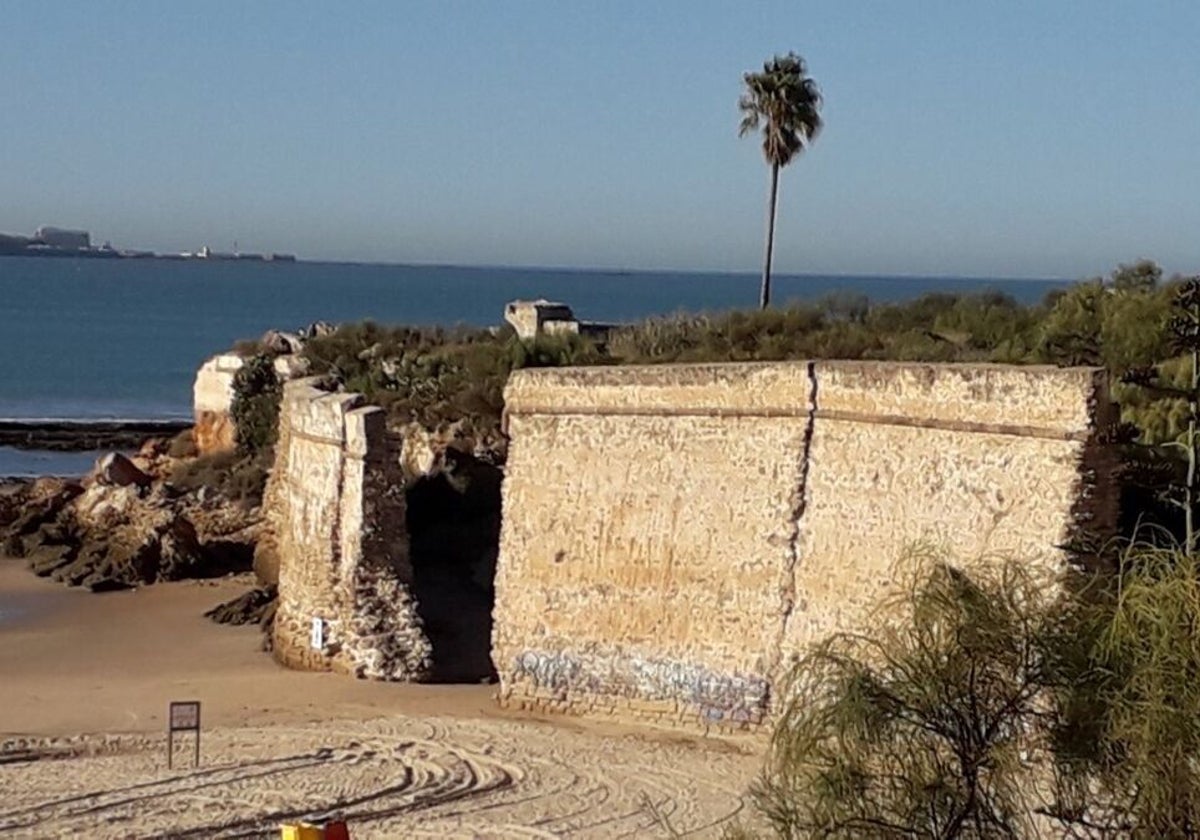 Muralla de Santa Catalina, en la playa de La Muralla