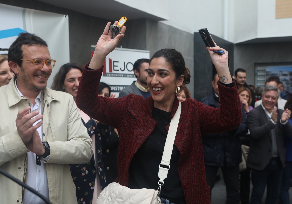 28 familias gaditanas estrenan vivienda con un consumo de energía «casi cero» en la calle Doctor Marañón