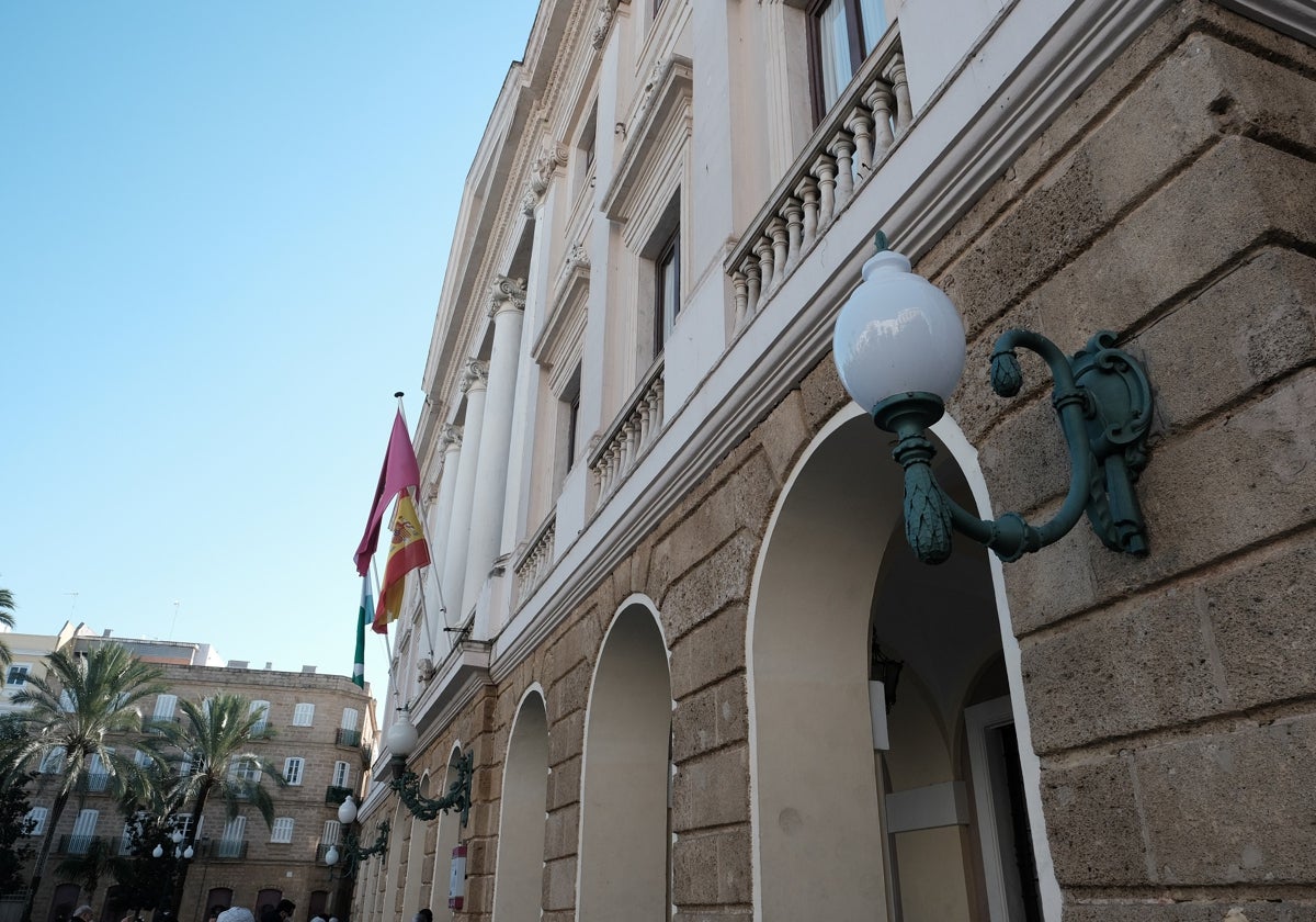 Fachada del Ayuntamiento de Cádiz.