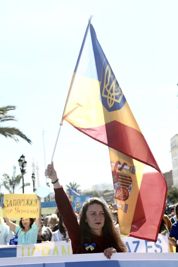 Fotos: La comunidad ucraniana en Cádiz pide de nuevo por la paz