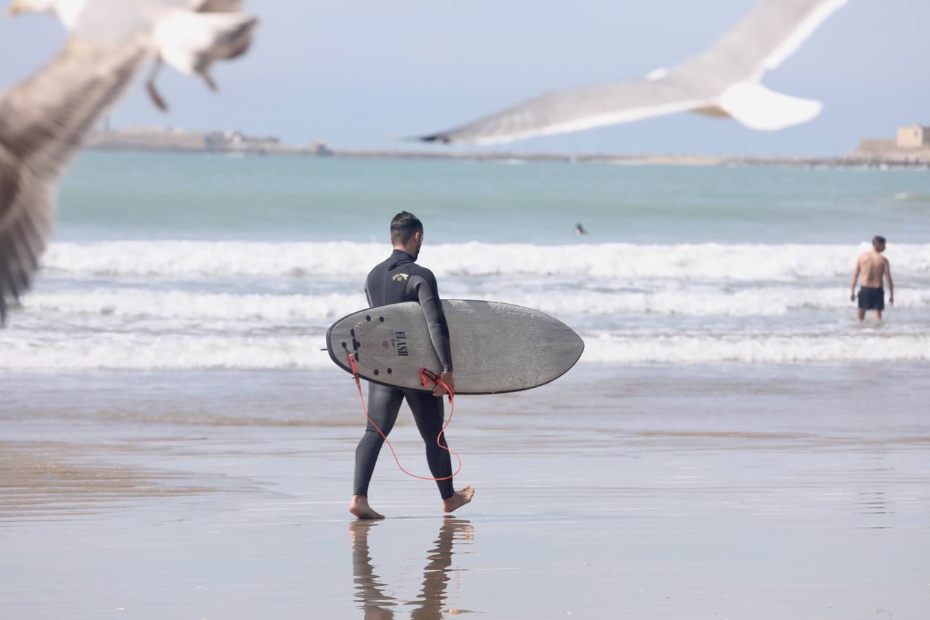 El tiempo primaveral llena las playas de Cádiz