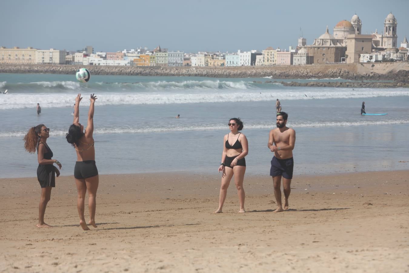 El tiempo primaveral llena las playas de Cádiz