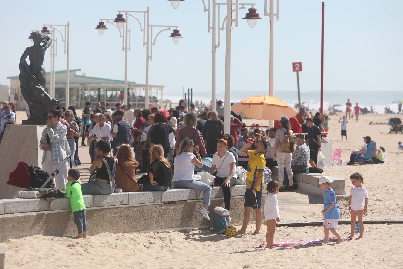 El tiempo primaveral llena las playas de Cádiz