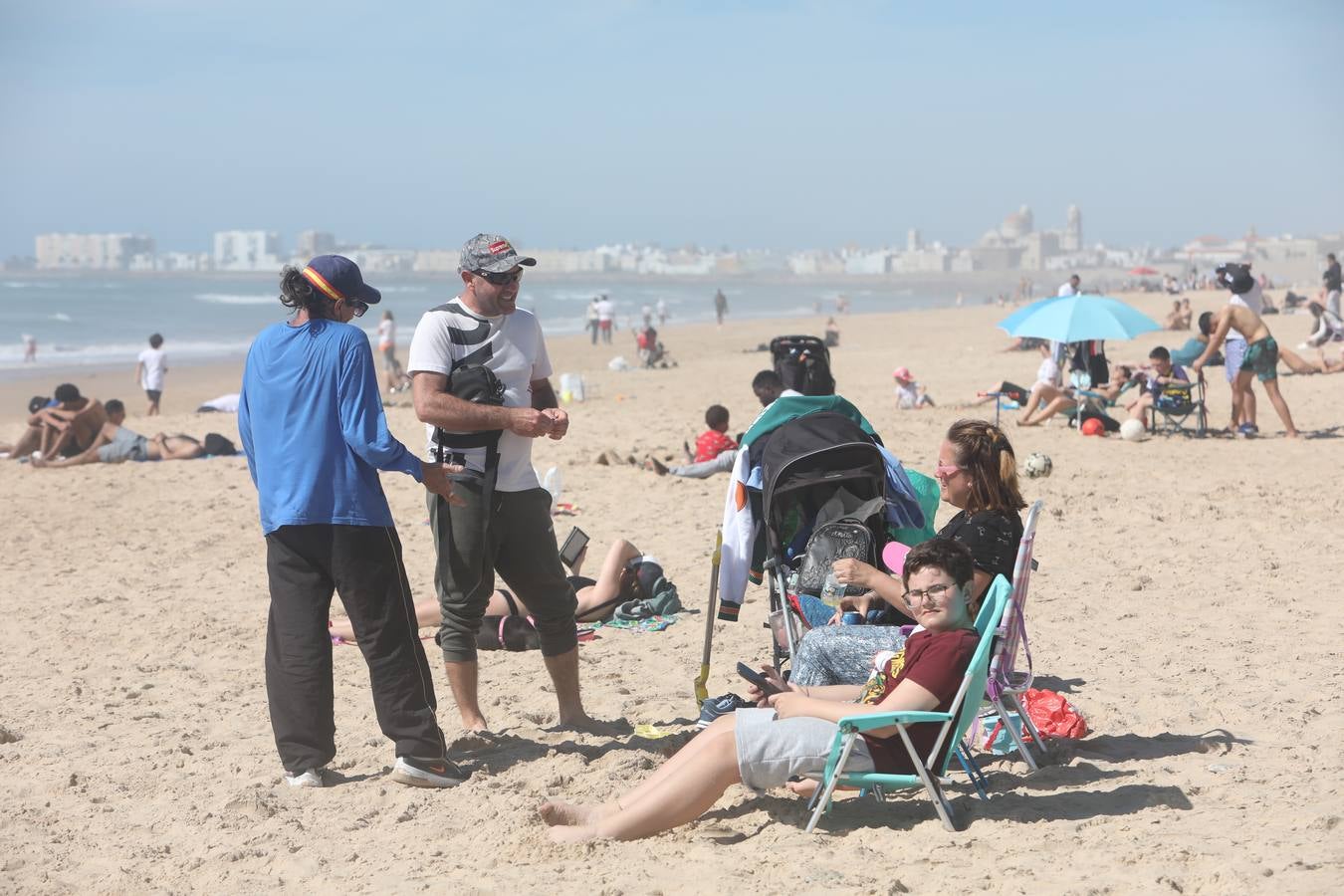 El tiempo primaveral llena las playas de Cádiz