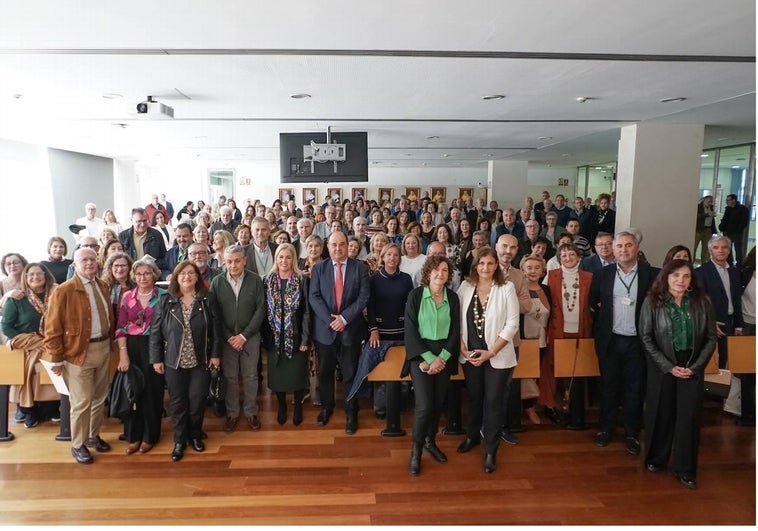 Los hospitales de Cádiz y San Fernando homenajean a los 123 profesionales que terminaron su trayectoria laboral