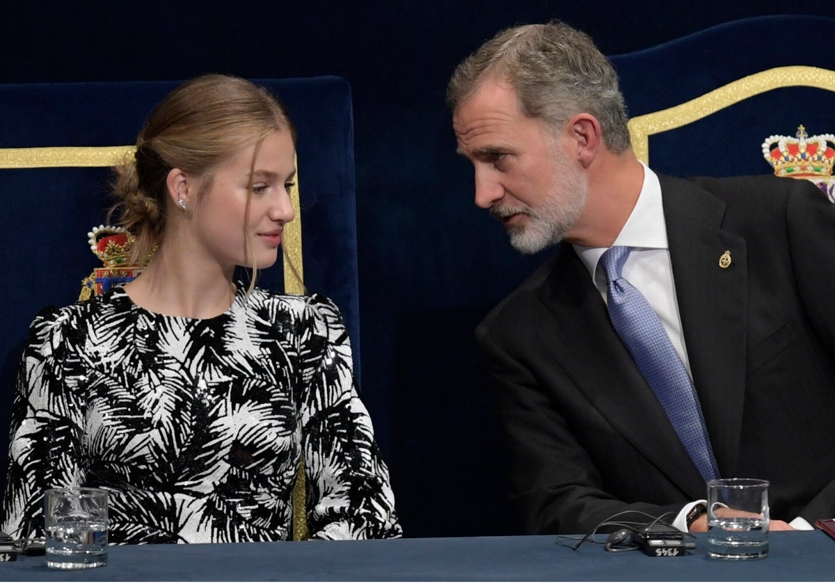 El Rey Felipe VI y la Princesa Leonor durante la ceremonia de entrega de la 42 edición de los Premios Princesa de Asturias el pasado mes de octubre.