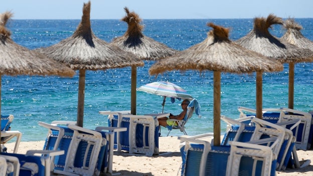 Turista en una playa de Mallorca.