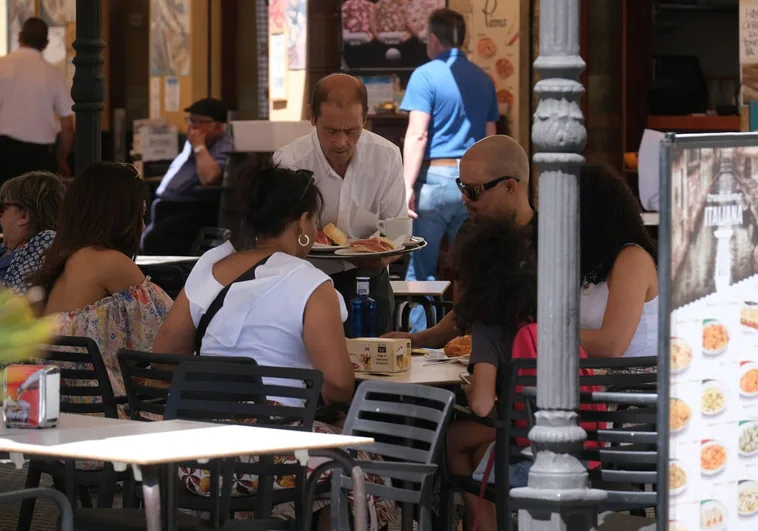 El Ayuntamiento de Cádiz asegura que ha ofrecido a Horeca «un plan para formar a nuevos camareros» y «nadie ha mostrado interés»