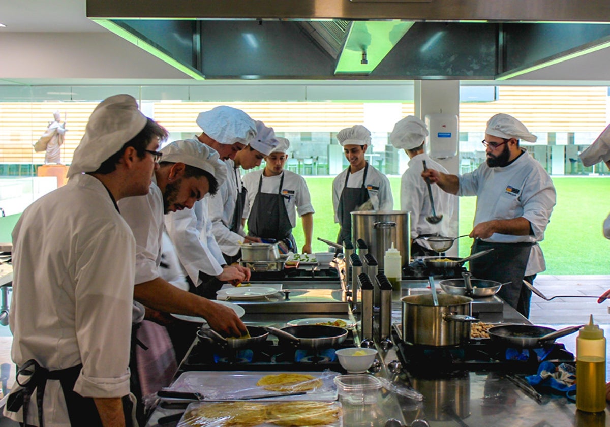 Camareros y cocineros serán muy demandados a partir de abril en Cádiz