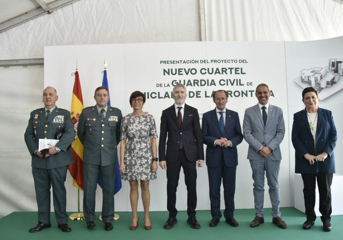 El ministro, junto a las autoridades en la presentación.