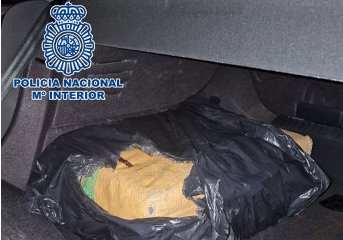 Intervienen 35 kilos de hachís ocultos en el maletero de un vehículo robado en Algeciras