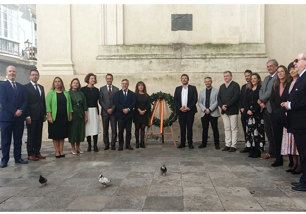 Todas las fuerzas políticas del Ayuntamiento de Cádiz, en el acto del 211 aniversario de la Constitución.