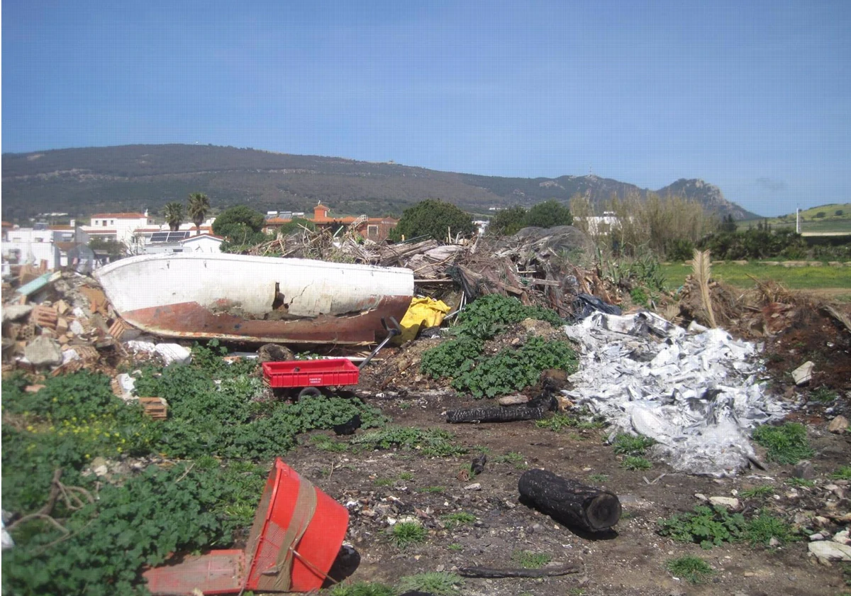 Denuncian ante la Fiscalía de Medio Ambiente un vertedero de residuos en Bolonia
