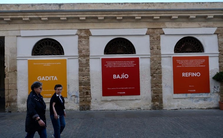 Imagen principal - Babeta, aguatapá, bache... el habla de Cádiz se reivindica en la fachada del Mercado Central