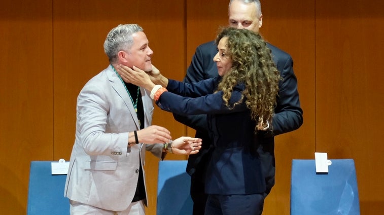 Video: El emotivo encuentro de Alejandro Sanz y Rosario en Cádiz